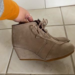 New TOMS Kala suede desert wedge 7